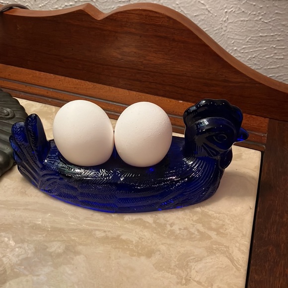 Very Beautiful Cobalt Blue nesting chicken holds 2 eggs. Unique item never seen - Picture 4 of 9